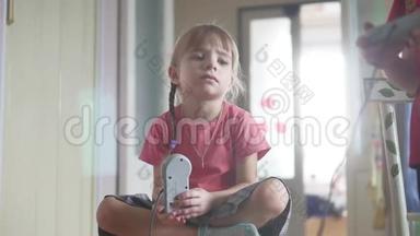 幼儿女孩玩电子游戏游戏玩家女孩游戏用控制器